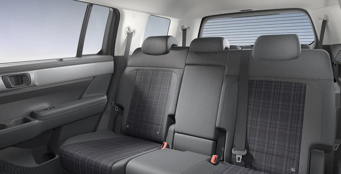 Hyundai Santa Fe 1.6 T GDI Maxx PHEV 252CV 4x4 6AT interior trasera | Avanti Renting
