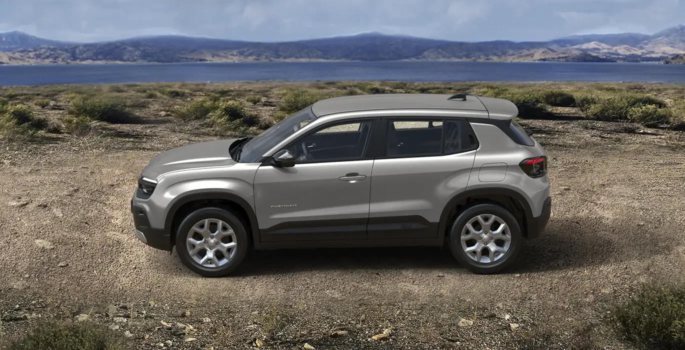 JEEP AVENGER E HYBRID ALTITUDE gris lateral | Avanti Renting