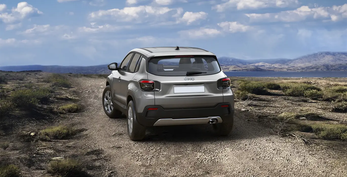 JEEP AVENGER E HYBRID ALTITUDE gris trasera | Avanti Renting