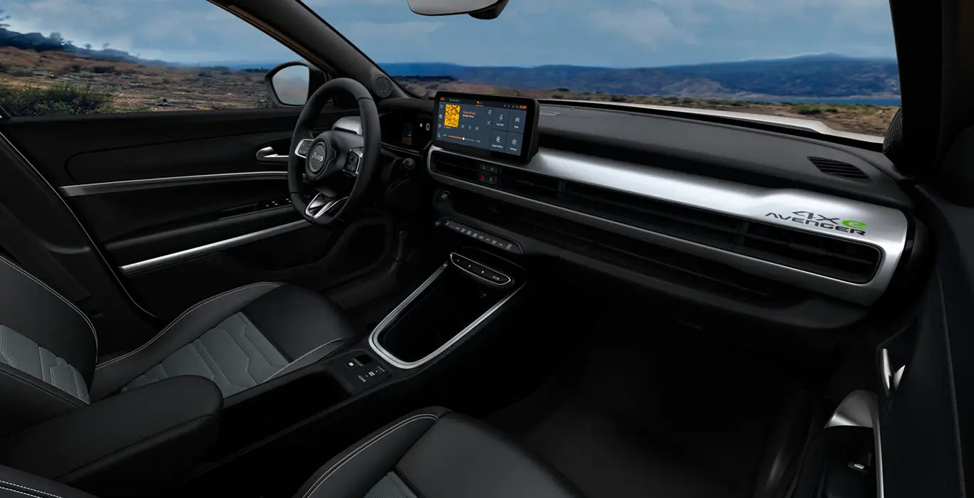 JEEP AVENGER EHYBRID 4xE 136CV (AUTOMÁTICO) 4 JEEP AVENGER EHYBRID 4xE 136CV AUTOMATICO interior delantera 2 | Avanti Renting