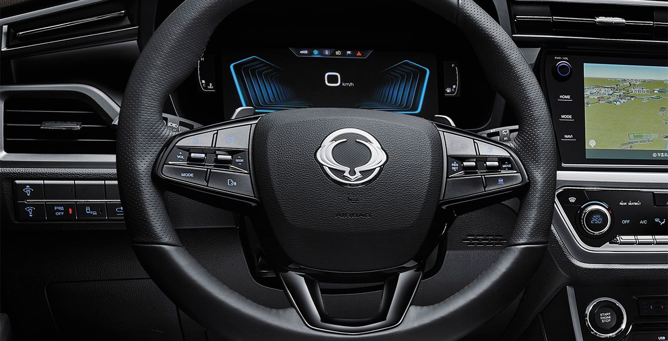 KGM Korando G15 GLP Urban Plus 4x2 interior volante | Avanti Renting