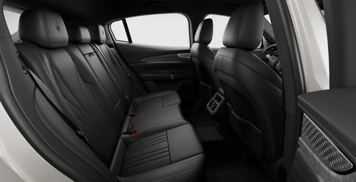 MASERATI Grecale 300 QS 3 MASERATI Grecale 300 QS interior trasera | Avanti Renting