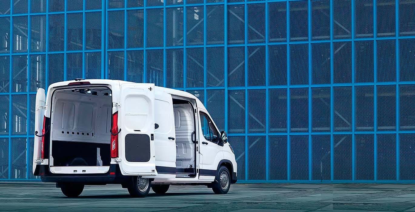 MAXUS Deliver 9 Furgón 2.0D L3H2 150 (MERCANCÍAS PROPIAS) 2 MAXUS eDeliver 9 L3H2 exterior trasera 2 | Avanti Renting