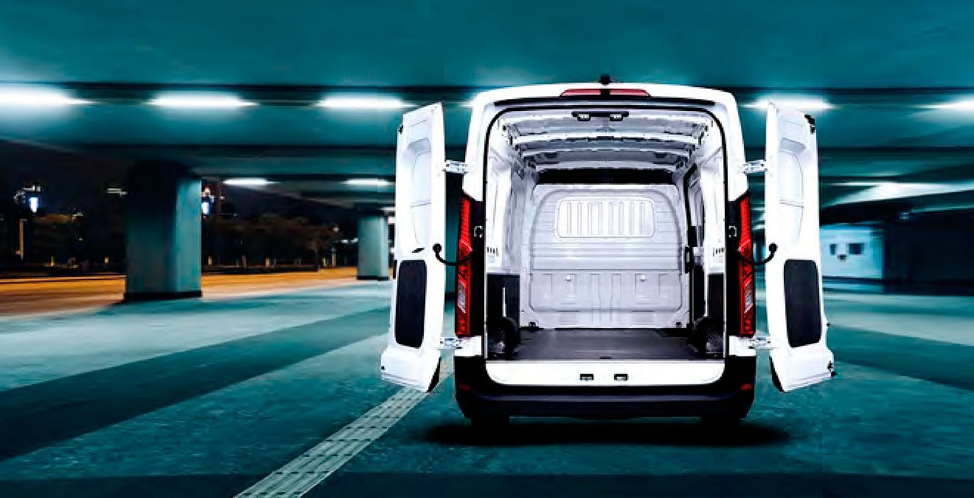 MAXUS Deliver 9 Furgón 2.0D L3H2 150 (MERCANCÍAS PROPIAS) 3 MAXUS eDeliver 9 L3H2 exterior trasera 3 | Avanti Renting