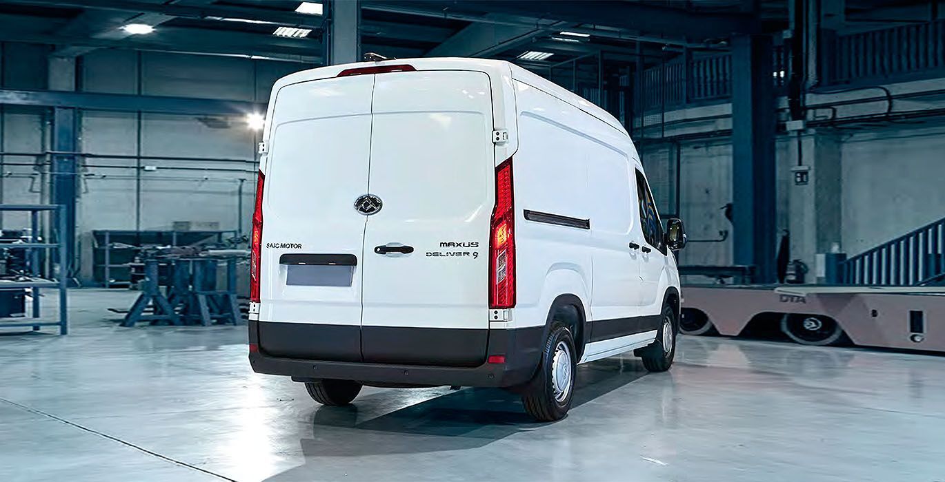 MAXUS Deliver 9 Furgón 2.0D L3H2 150 (MERCANCÍAS PROPIAS) 1 MAXUS eDeliver 9 L3H2 exterior trasera | Avanti Renting