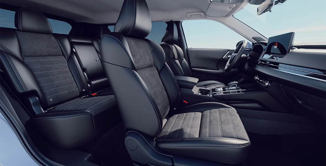 Mitsubishi Outlander PHEV Kaiteki 4WD 306CV interior delantera | Avanti Renting