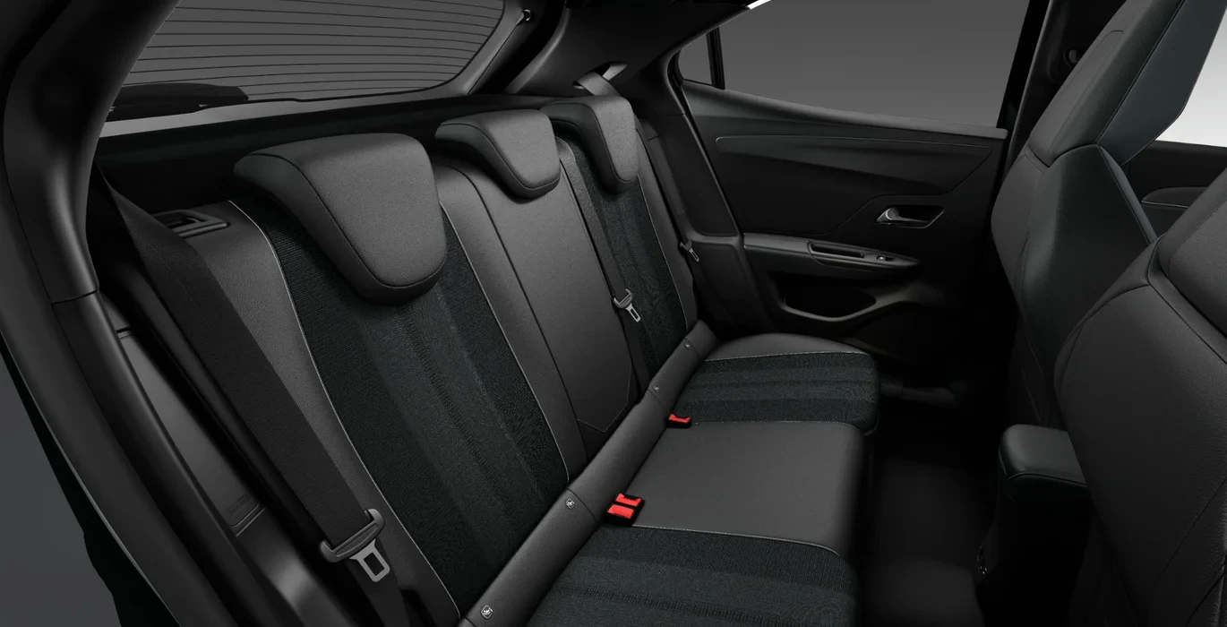 Opel Mokka 1.2 T XHT Hybrid eDCT6 GS interior trasera | Avanti Renting