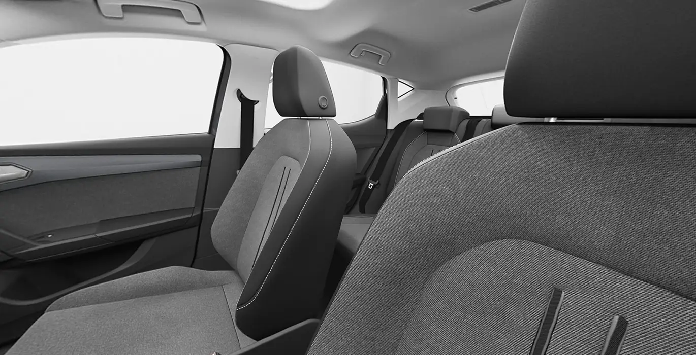 Seat León 1.5 eTSI (115CV) DSG Style XL 5 Seat Leon 1.5 eTSI 115CV DSG Style XL sin fondo principal interior trasera | Avanti Renting