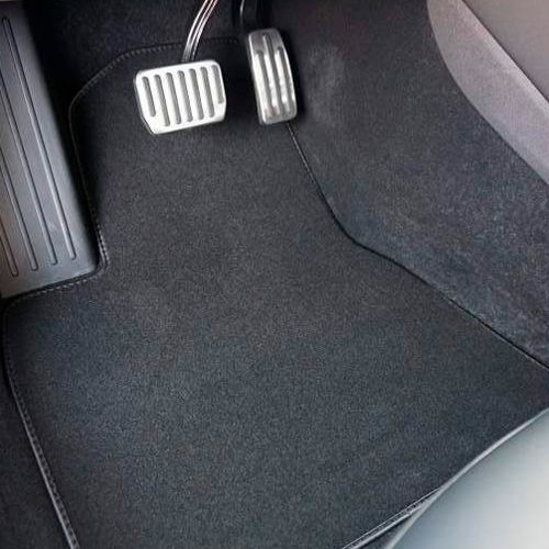 Limpiar la tapicería del coche: Guía práctica 10 alfombrillas | Avanti Renting